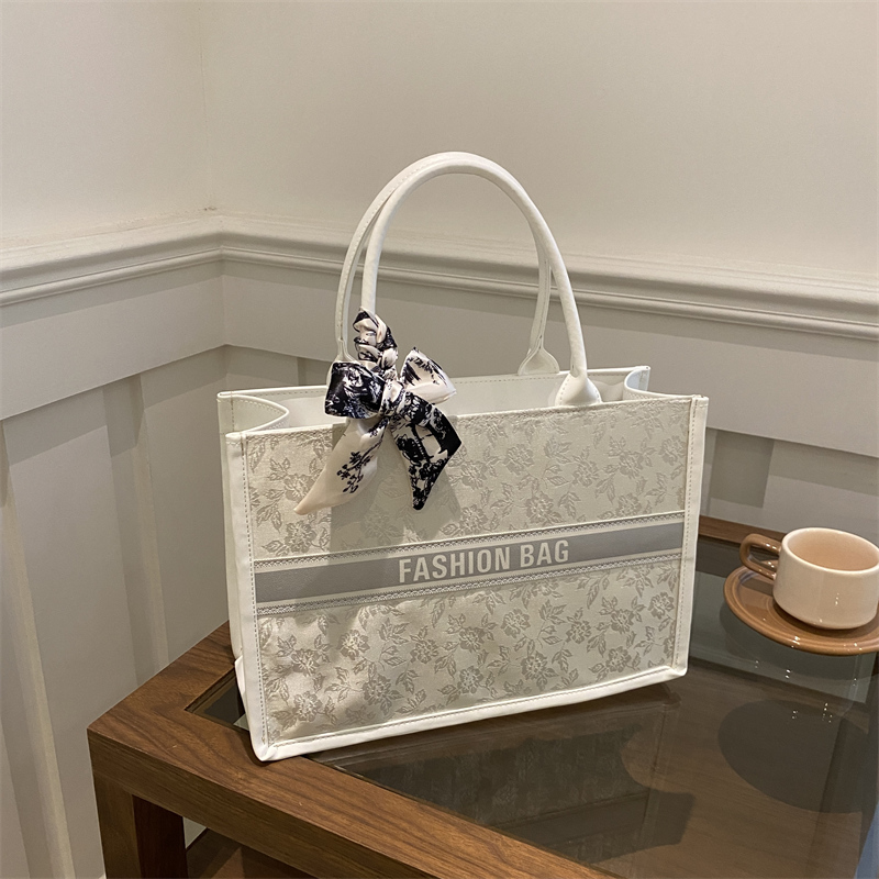 Women Bags On Sale - Luxuriöse Elegante Damen-Tragetasche mit Stickerei-Blumenmuster PU-Leder